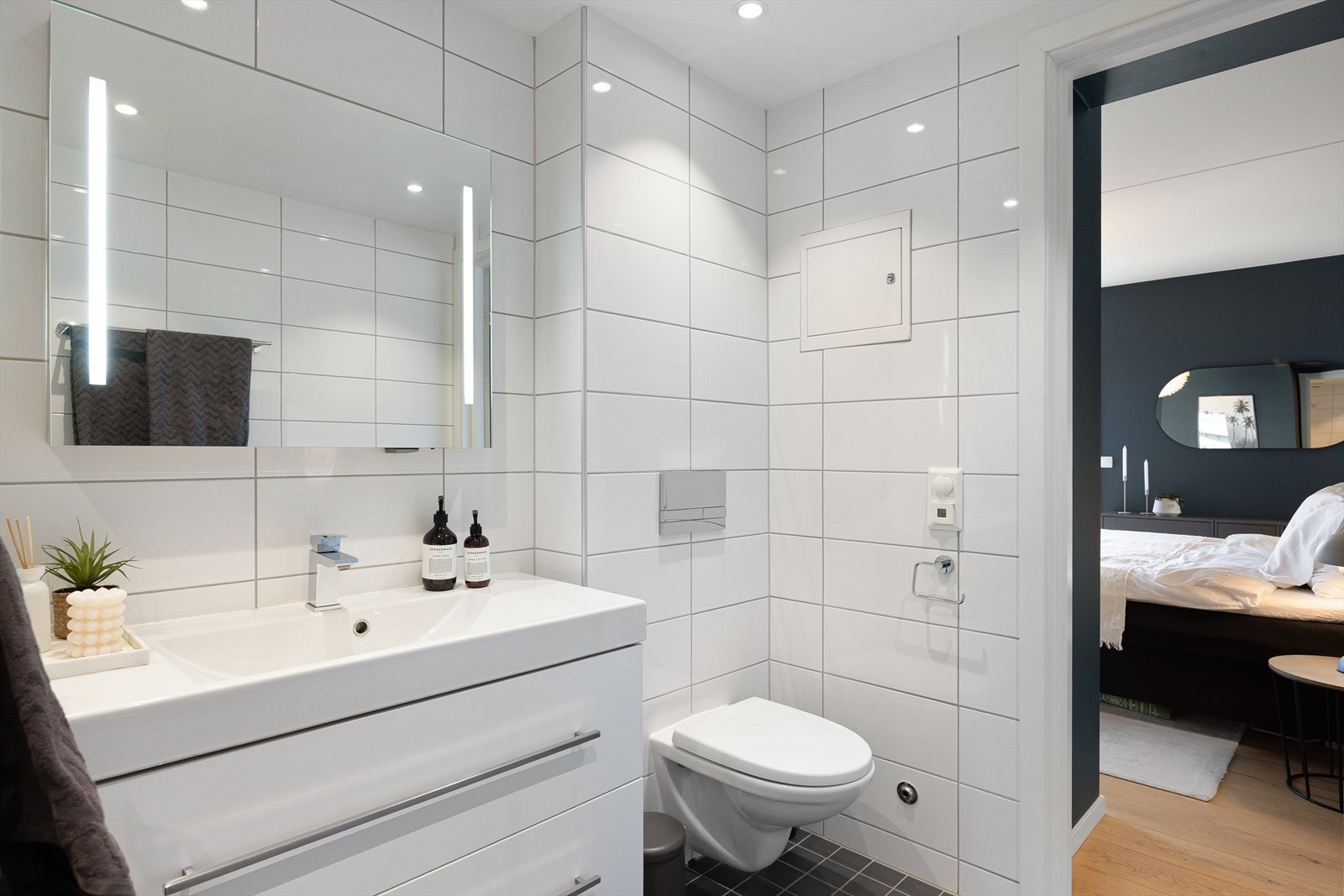 Badet har servantskap med nedfelt servant fra Linnbad, speilskap med integrert belysning, vegghengt klosett og dusjsone med innfelte dusjdører. Galleribilde