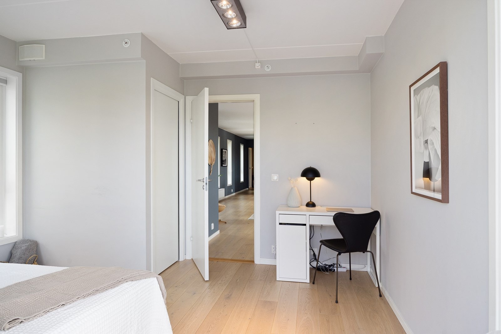 I tillegg har soverommet adkomst til en innvendig bod med god plass til klær, sko og annet utstyr. Denne boden gjør det enkelt å holde boligen ryddig og organisert, samtidig som du har lett tilgang til alt du trenger. Galleribilde