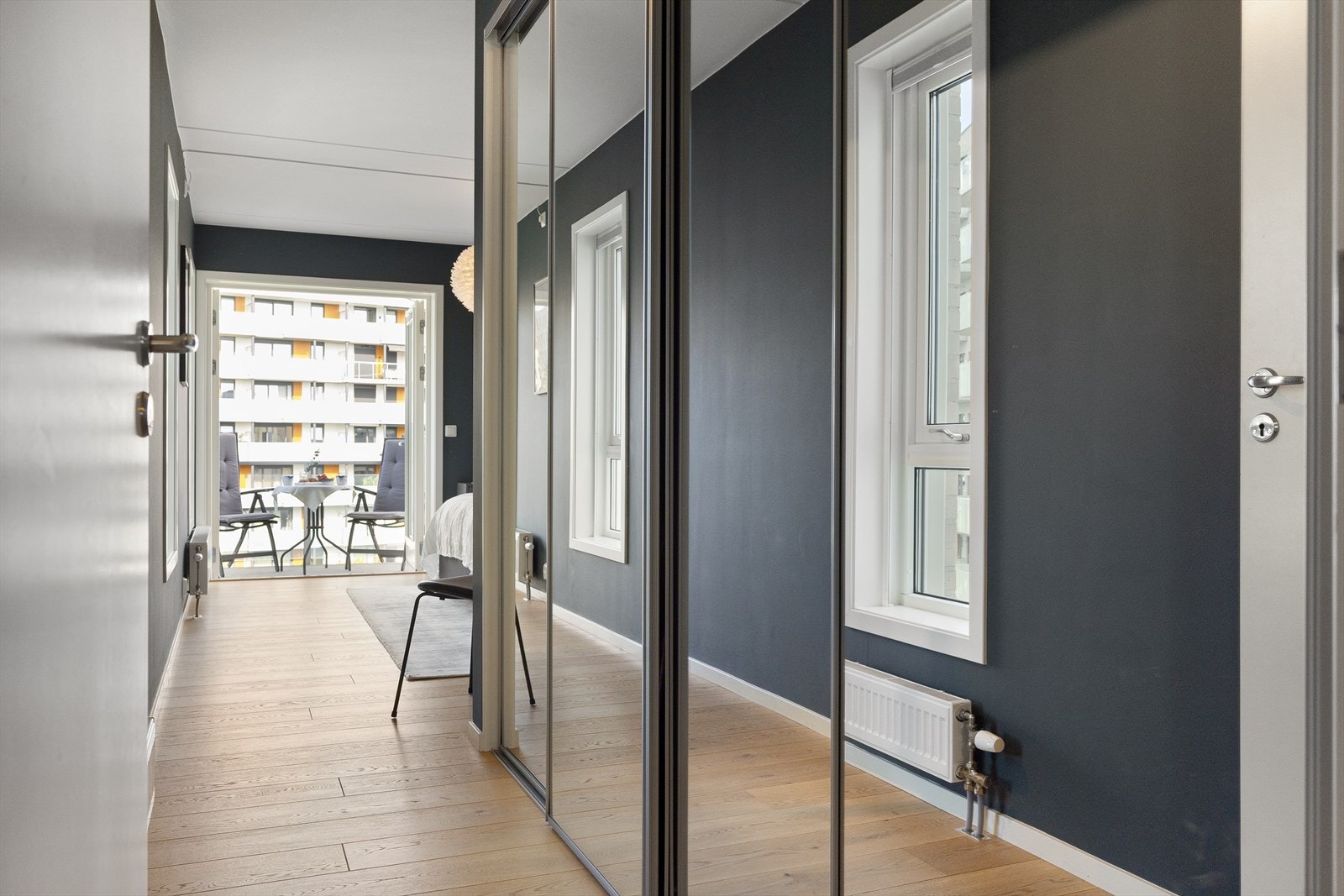 Hovedsoverommet er romslig, med plass til dobbeltseng, nattbord og tilhørende møbler. Galleribilde