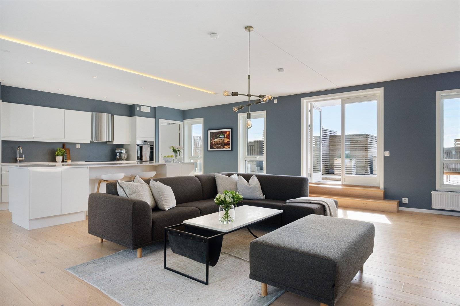 Varmtvann, fyring, internett og TV er inkludert i felleskostnadene, noe som gir forutsigbare utgifter og ekstra bekvemmelighet for beboerne. Galleribilde