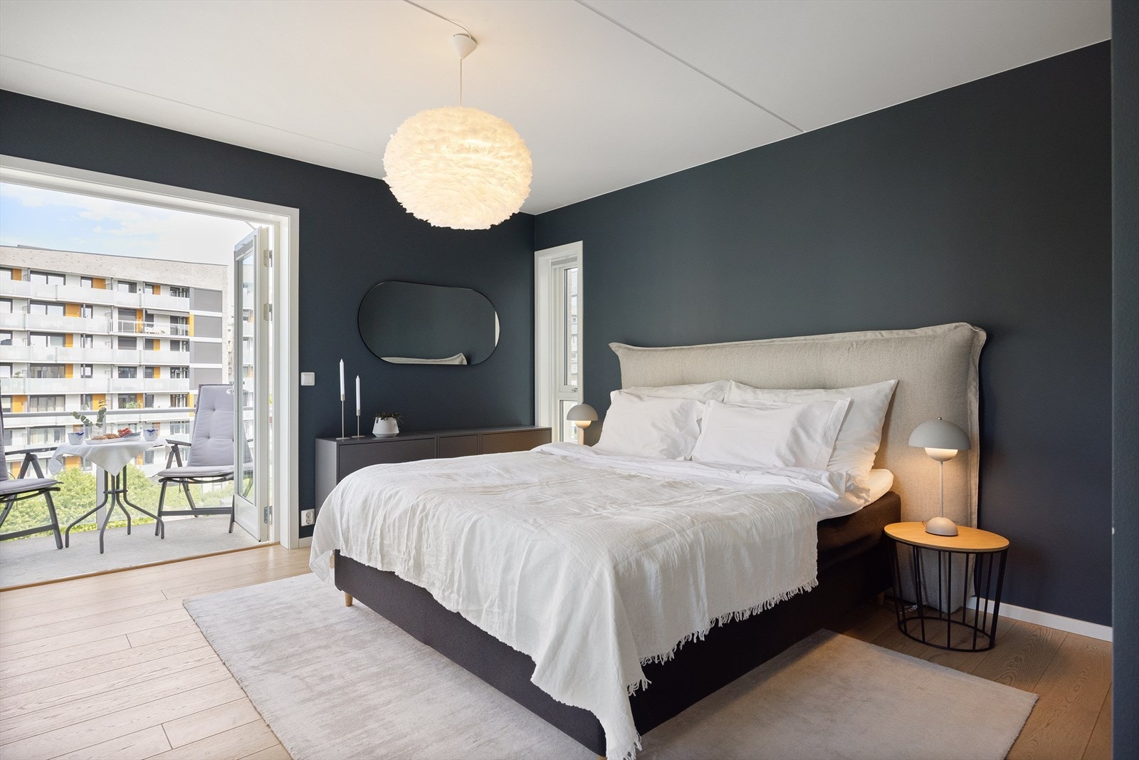 De moderne fargevalgene på veggene, sammen med store vindusflater, skaper en lys og behagelig atmosfære. Galleribilde