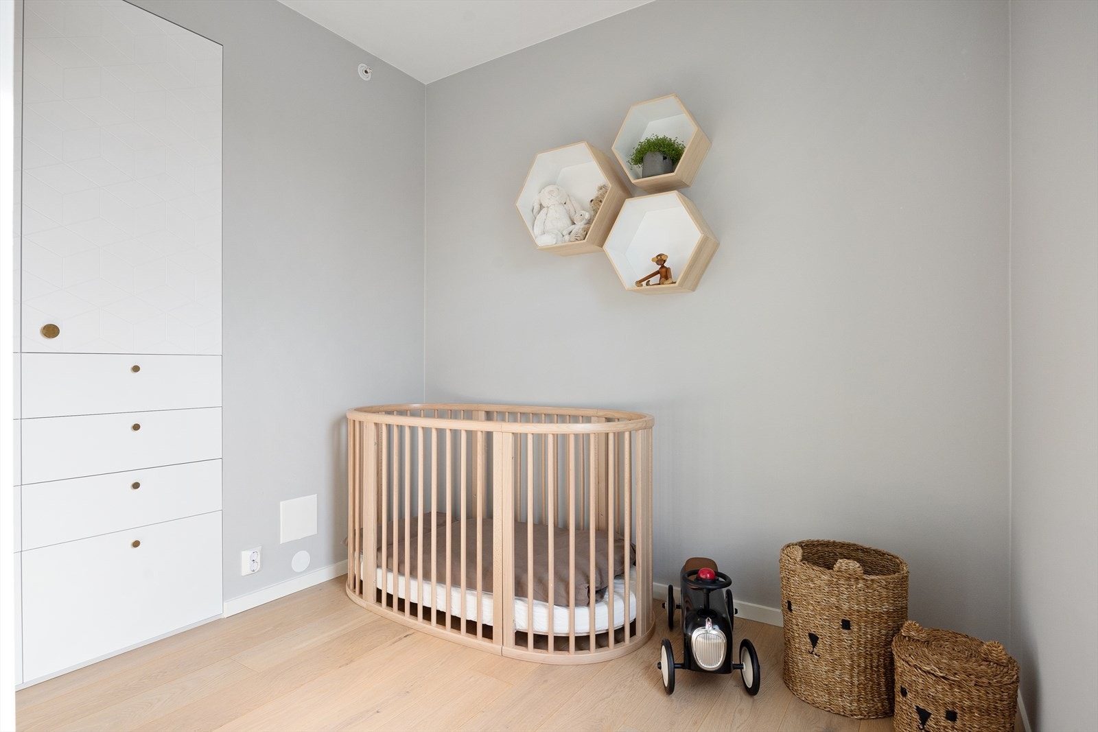 Soverom 3 passer perfekt som barnerom, gjesterom eller hjemmekontor, tilpasset dine behov. Galleribilde