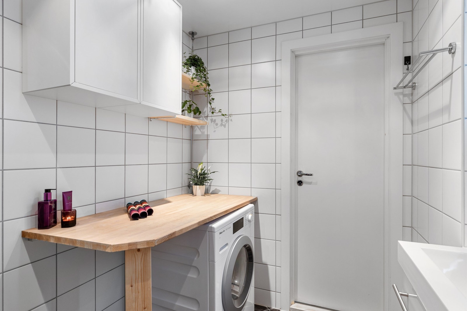 Praktisk benk over vaskemaskin Galleribilde