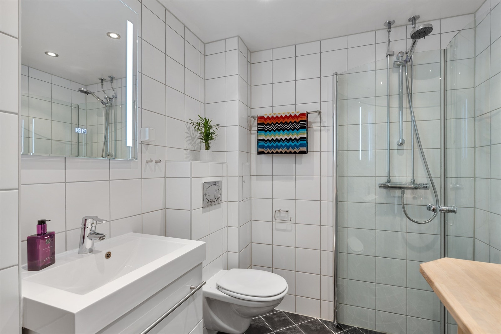 Badet ble utvidet i forbindelse med oppussing og har dermed ekstra god plass Galleribilde