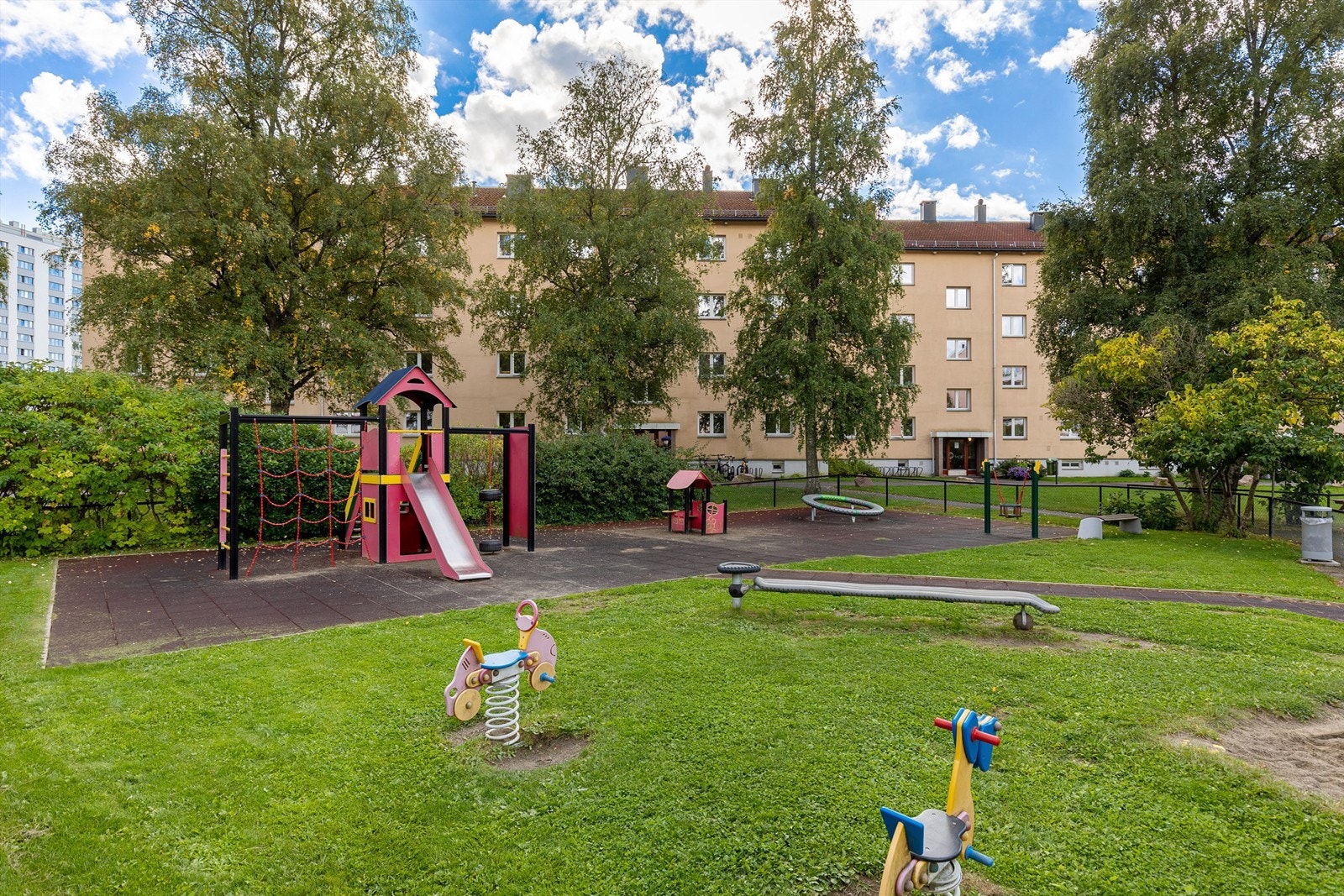 Lekeplass på borettslagets eiendom Galleribilde