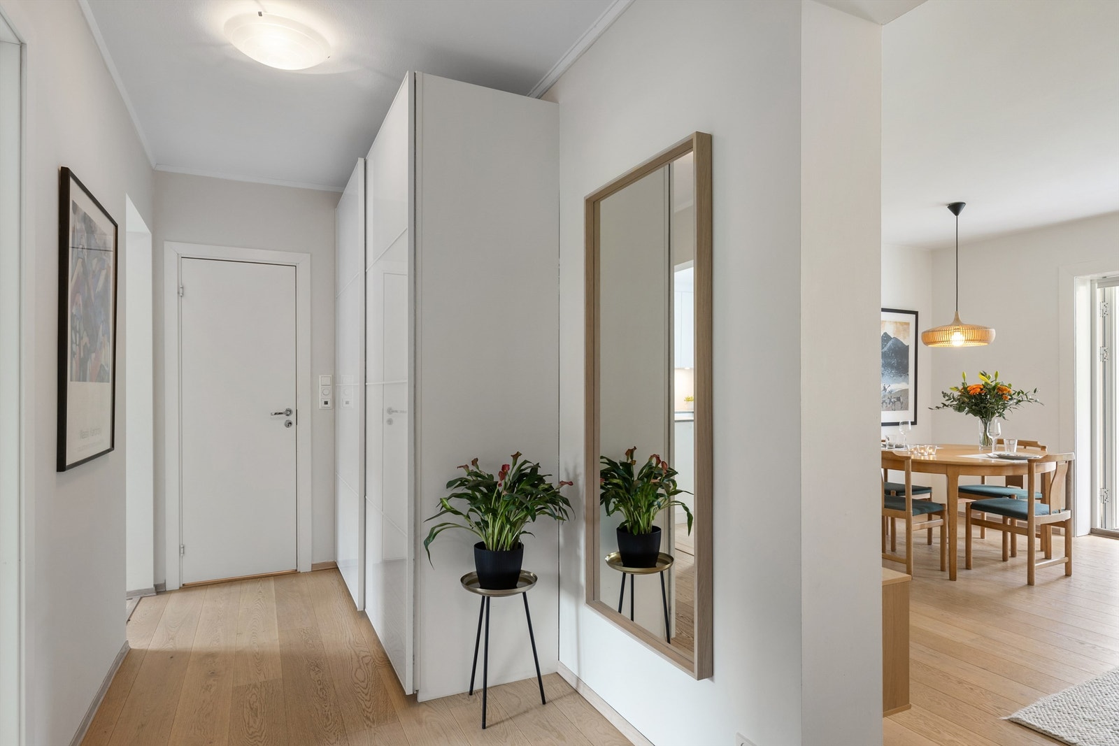 Romslig entré med plass til garderobeskap og skohylle Galleribilde