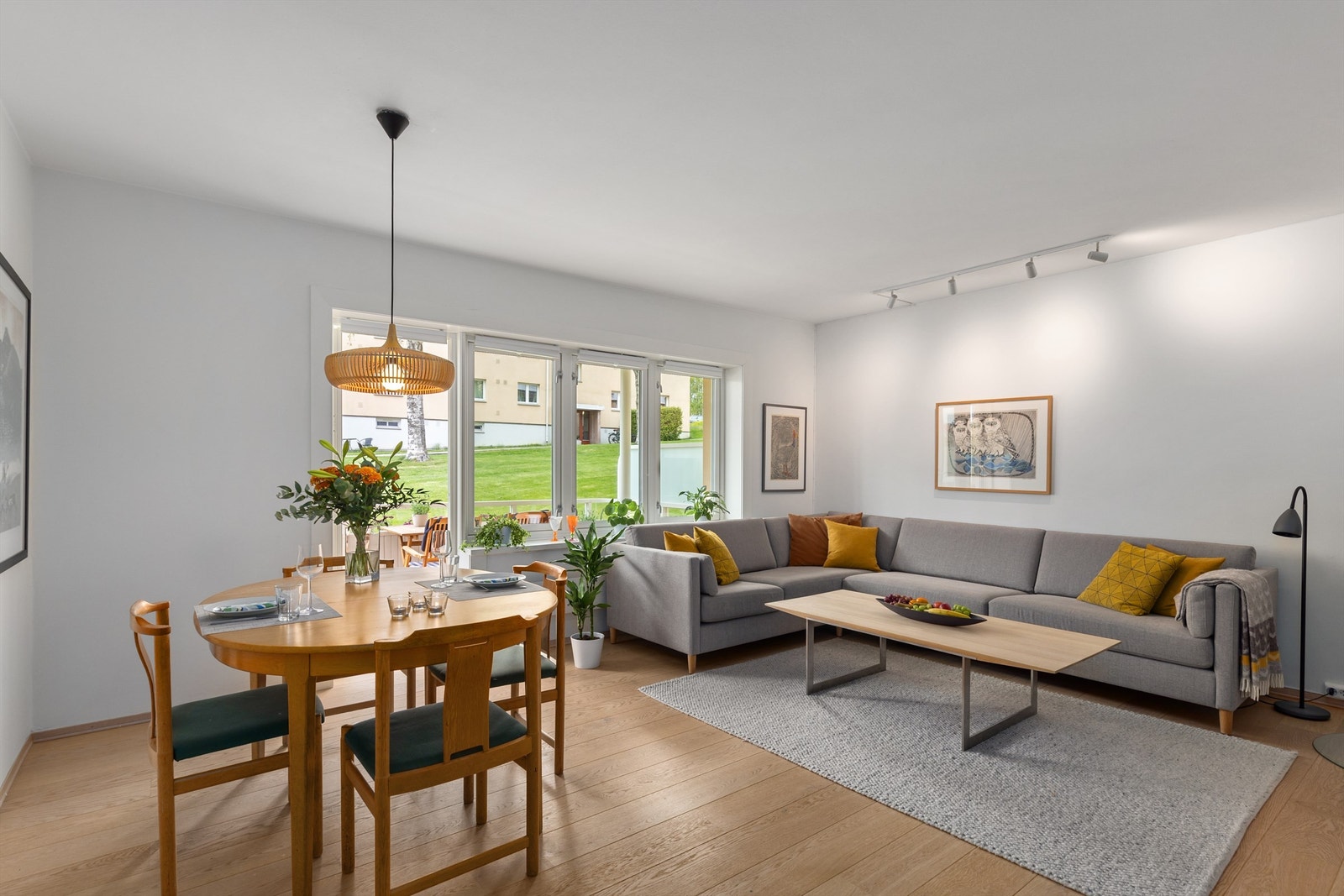I stuen er det plass til både sofa og spisebord Galleribilde