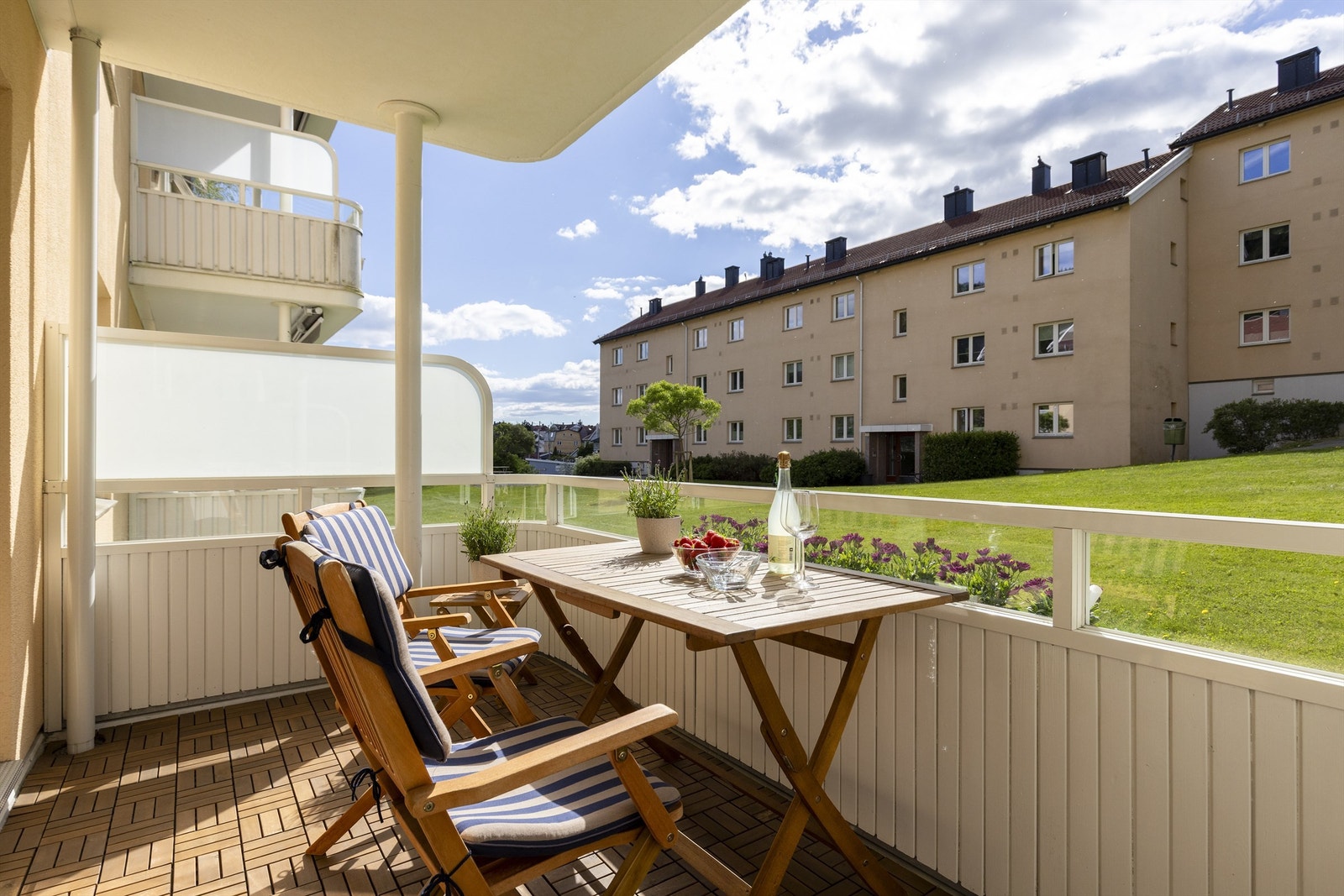 Fra stuen kommer du ut til en herlig vestvendt balkong på 7 kvm Galleribilde