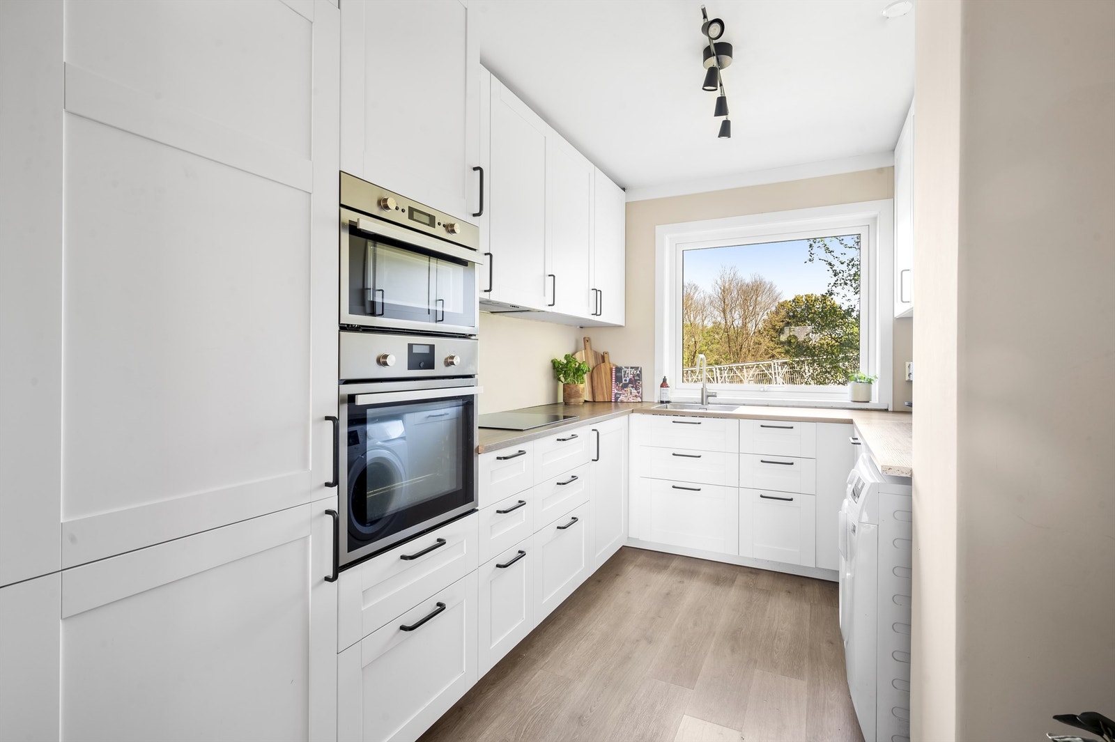 Kjøkkenet er for mange det viktigste rommet i hjemmet. Her er kjøkkenet i en praktisk separat løsning fra stuen. Galleribilde