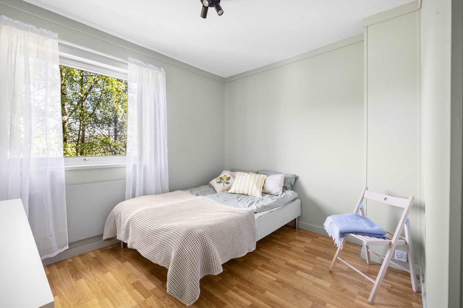 Leilighetens andre soverom er også romslig og passer ypperlig som barnerom, gjesterom eller kontor. Galleribilde