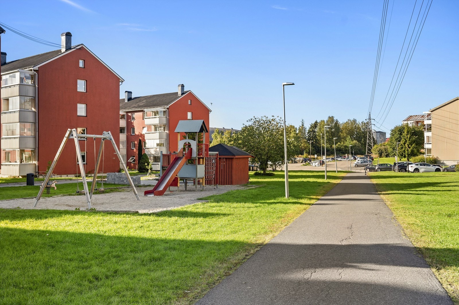 Meget barnevennlig område med flere lekeplasser og grøntområder mellom blokkene. Galleribilde