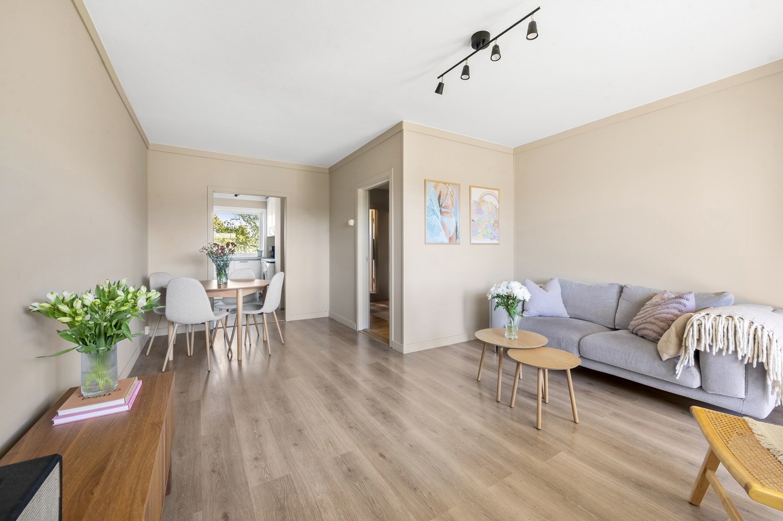 Overflatene er holdt i behagelige og tidsriktige nyanser. Galleribilde