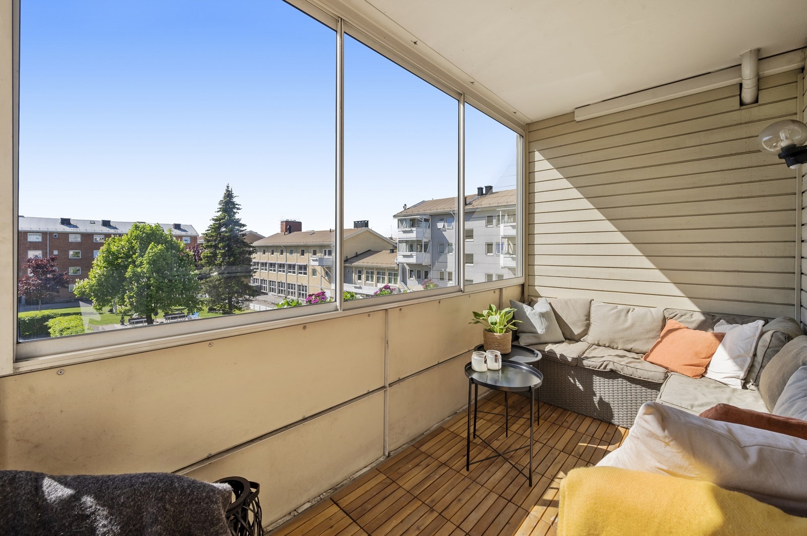 Velkommen ut i solen! Fra stuen kommer man ut til boligens sydvestvendte balkong på ca. 7 kvm. Om sommeren brukes balkongen som en del av stuen. Galleribilde