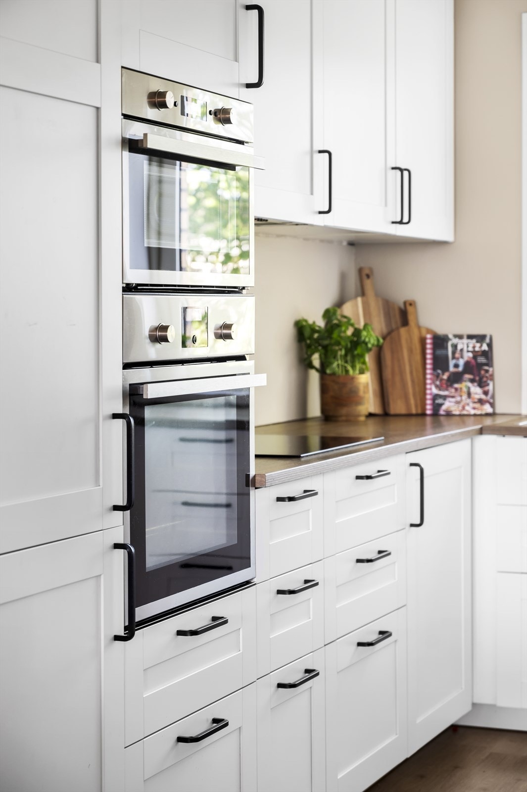 Det er rikelig med oppbevaringsplass i både skuffer og skap. Den gode benkeplassen gjør det enkelt å diske opp lekre middager. Galleribilde