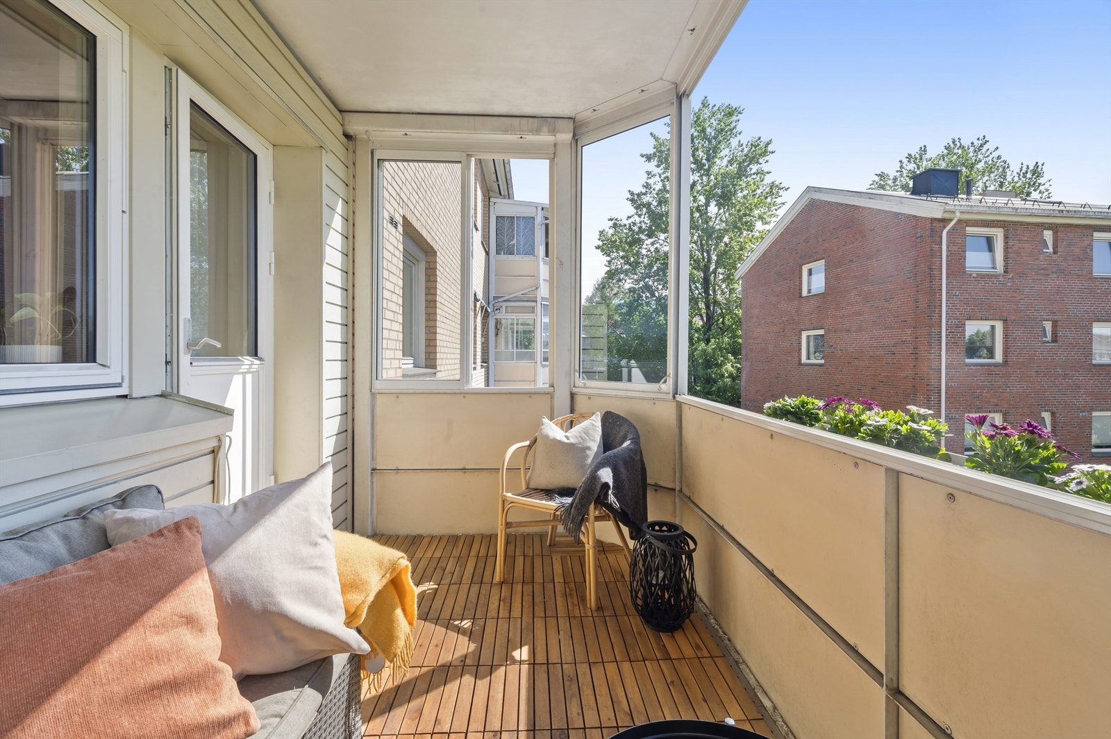 Balkongens gode størrelse gjør det enkelt å innredede med en hyggelig sittegruppe der årets varme dager kan nytes. Galleribilde