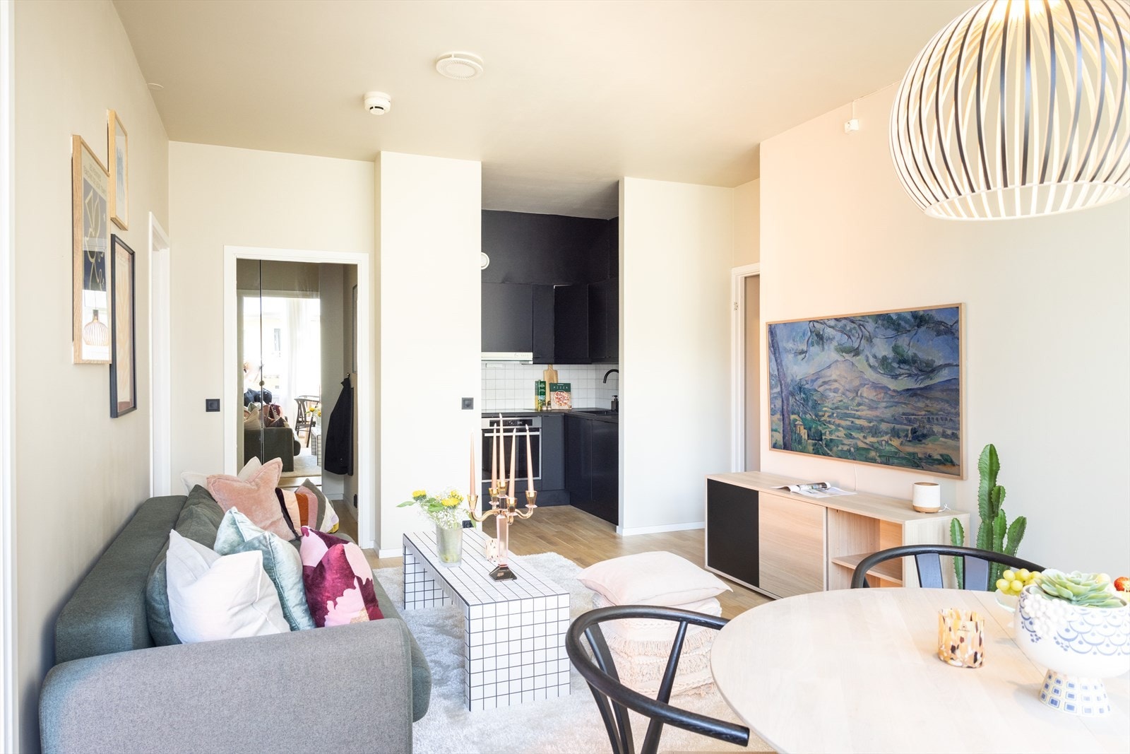 -I stuen er det god plass til sofaseksjon med tilhørende møblement, TV-benk og spisebord - Galleribilde