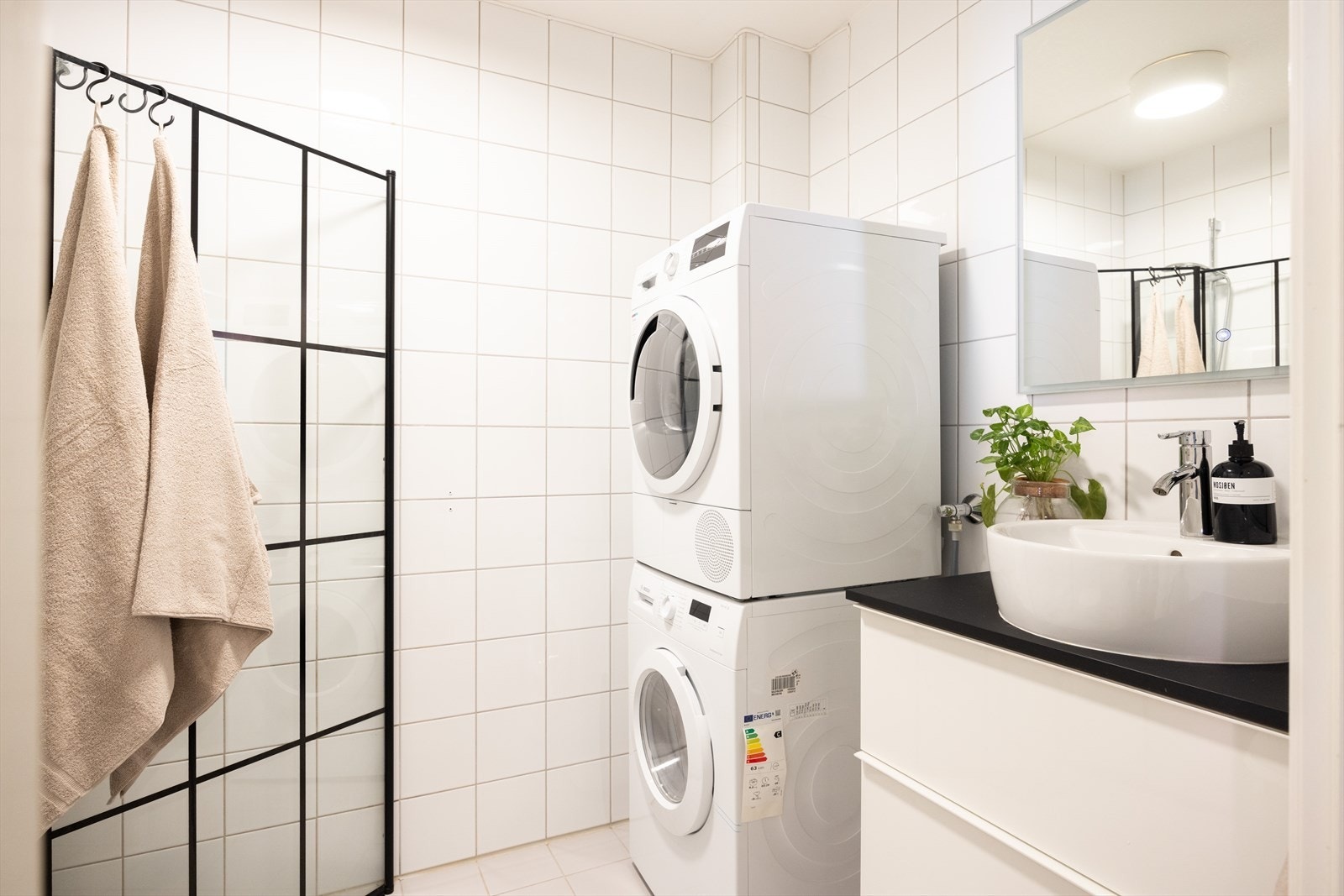 - Flislagt baderom med varme i gulvet og downlights i himling - Galleribilde