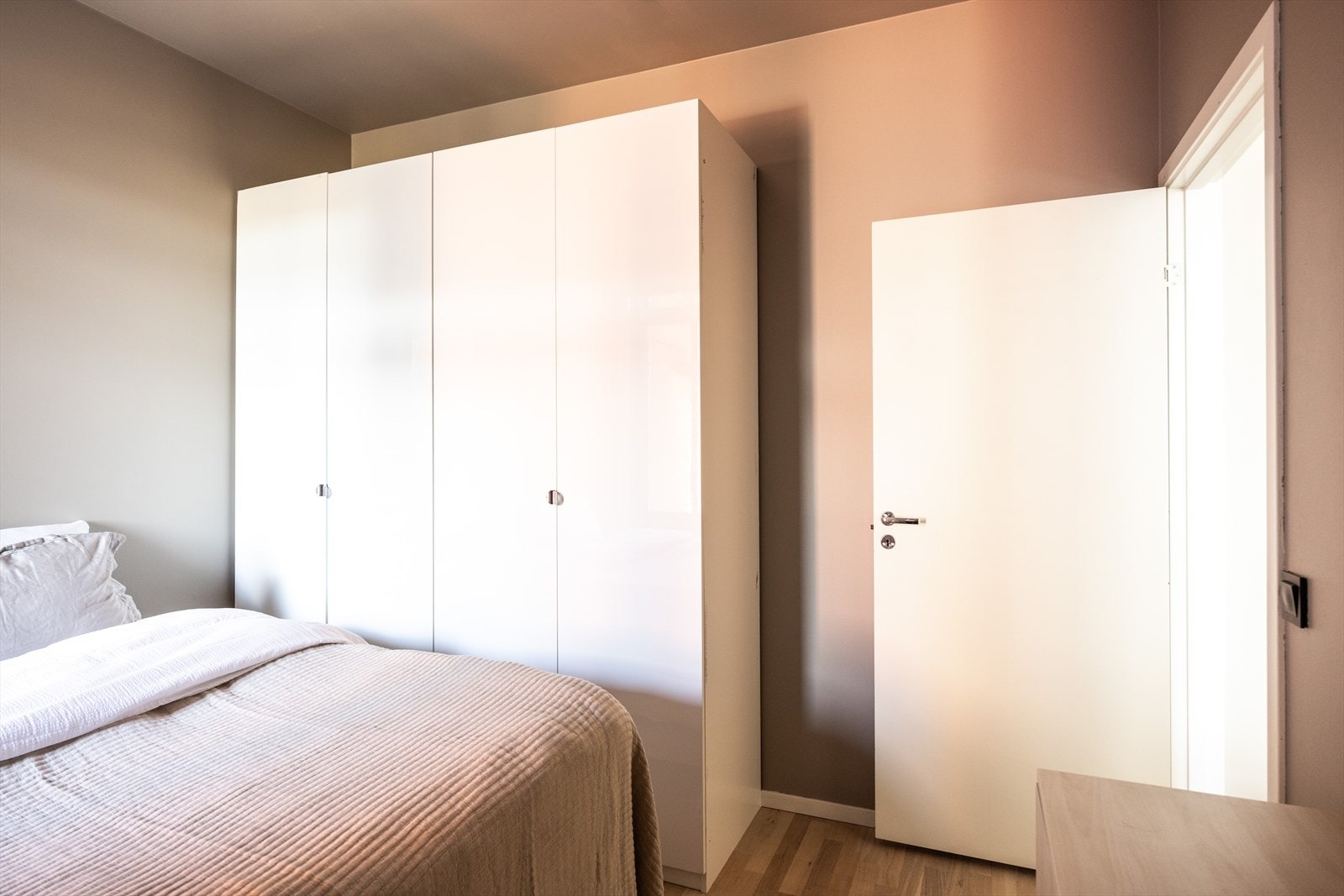 - Godt med lagringplass i garderobeløsning - Galleribilde