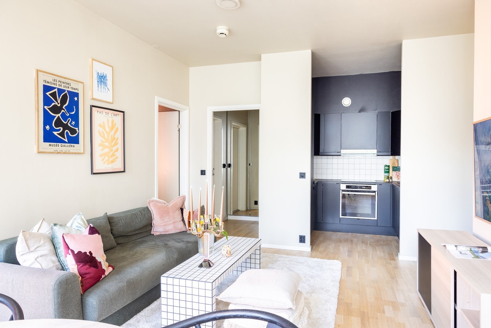 - Stuen har en åpen løsning mot kjøkkenet - Galleribilde