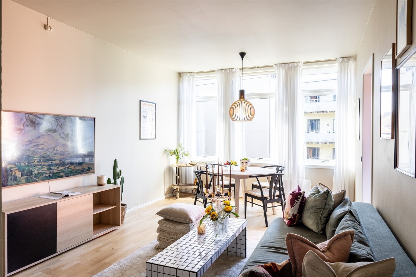 - Lys og hyggelig stue med generøs takhøyde på 2,82 meter - Galleribilde