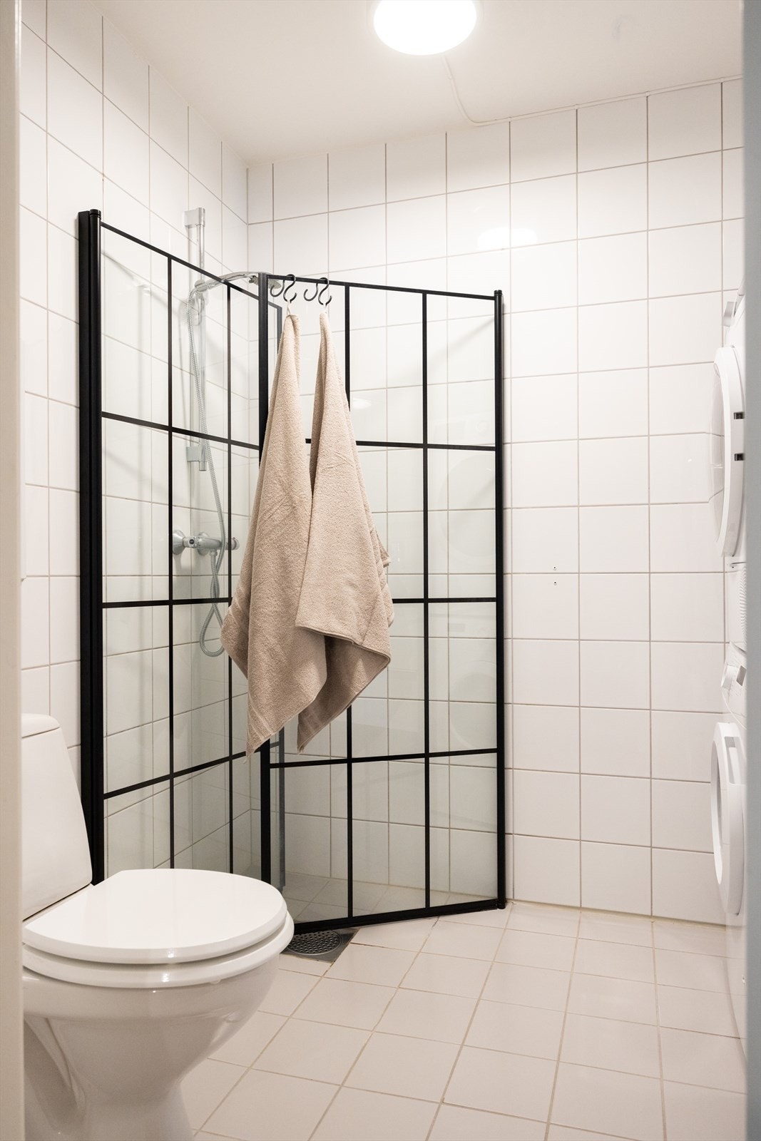 - Baderommet er innredet med klosett, servant med innredning, speil m/lys og dusjhjørne med svingbare glassdører. Opplegg for vaskemaskin. Mekanisk avtrekk - Galleribilde