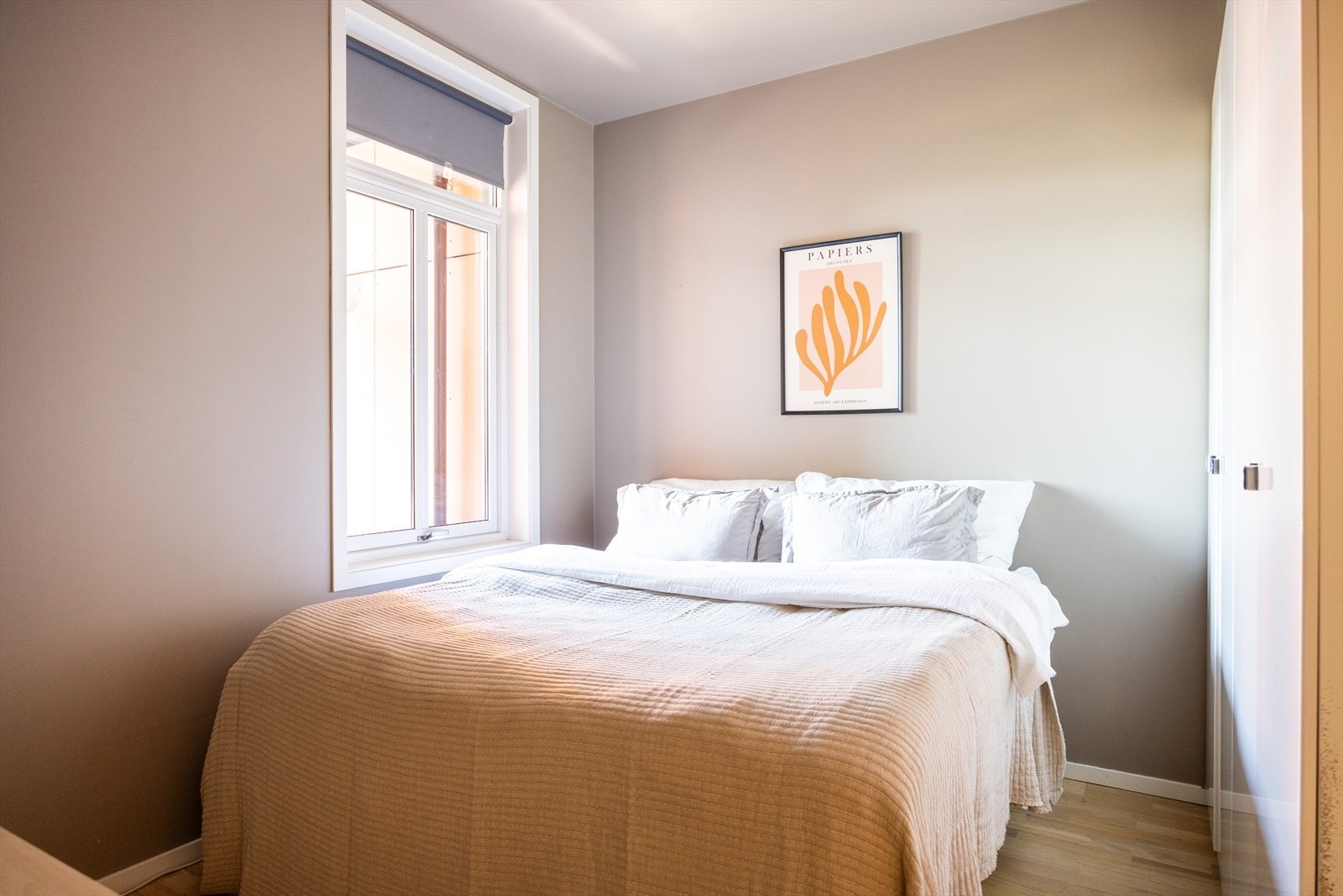 - Leiligheten har et romslig soverom med god plass til dobbeltseng - Galleribilde