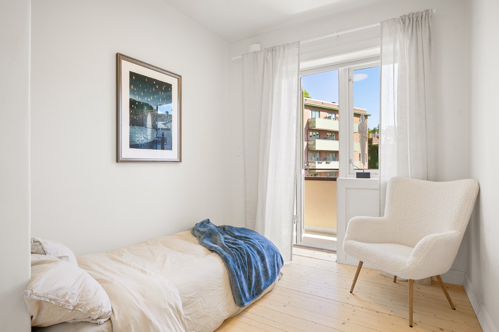 Soverom 2 med utgang til balkong. Galleribilde