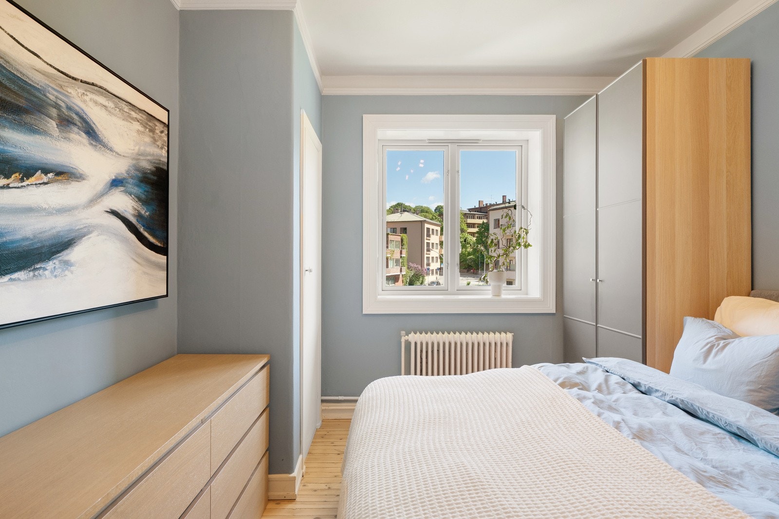 Godt med lagringsplass i to doble garderobeskap i tillegg til en innvendig bod/kott på 1 kvm. Galleribilde