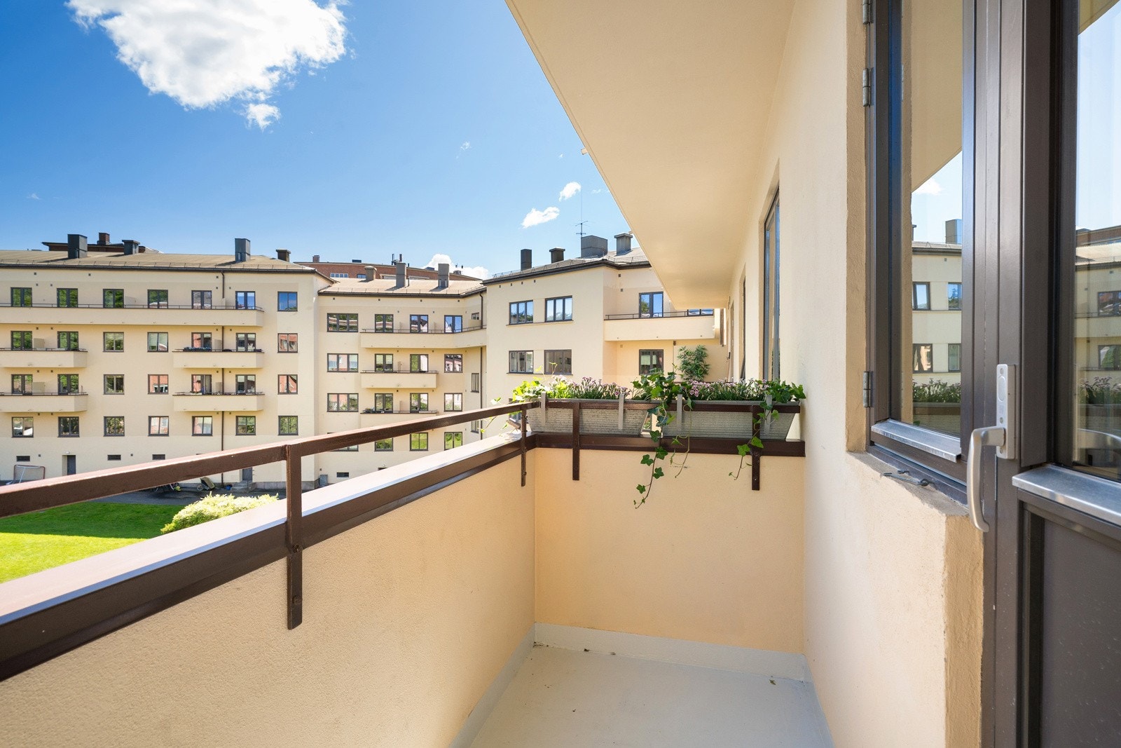 Balkongen er på ca. 3 kvm. og vender inn mot frodig indre gårdsrom. Galleribilde