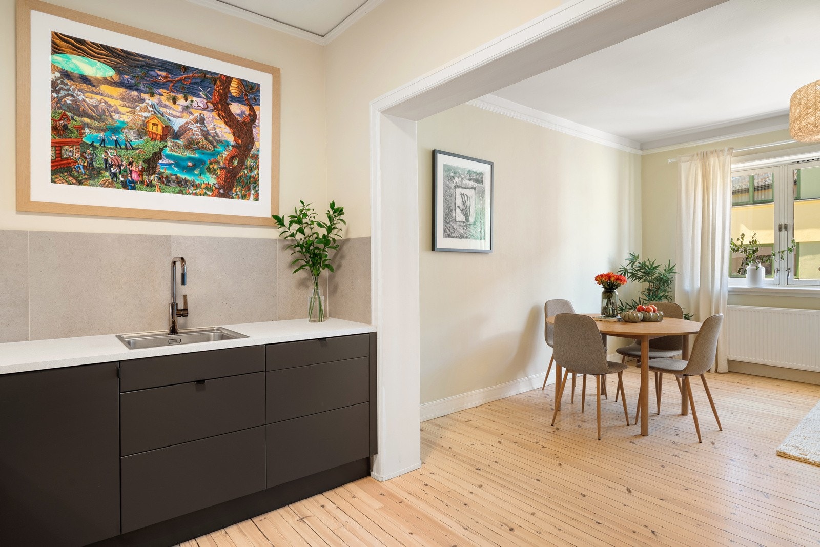 I 2023 ble kjøkkenet pusset opp og flyttet ut i stue til fordel for en åpen stue- og kjøkkenløsnig. Galleribilde