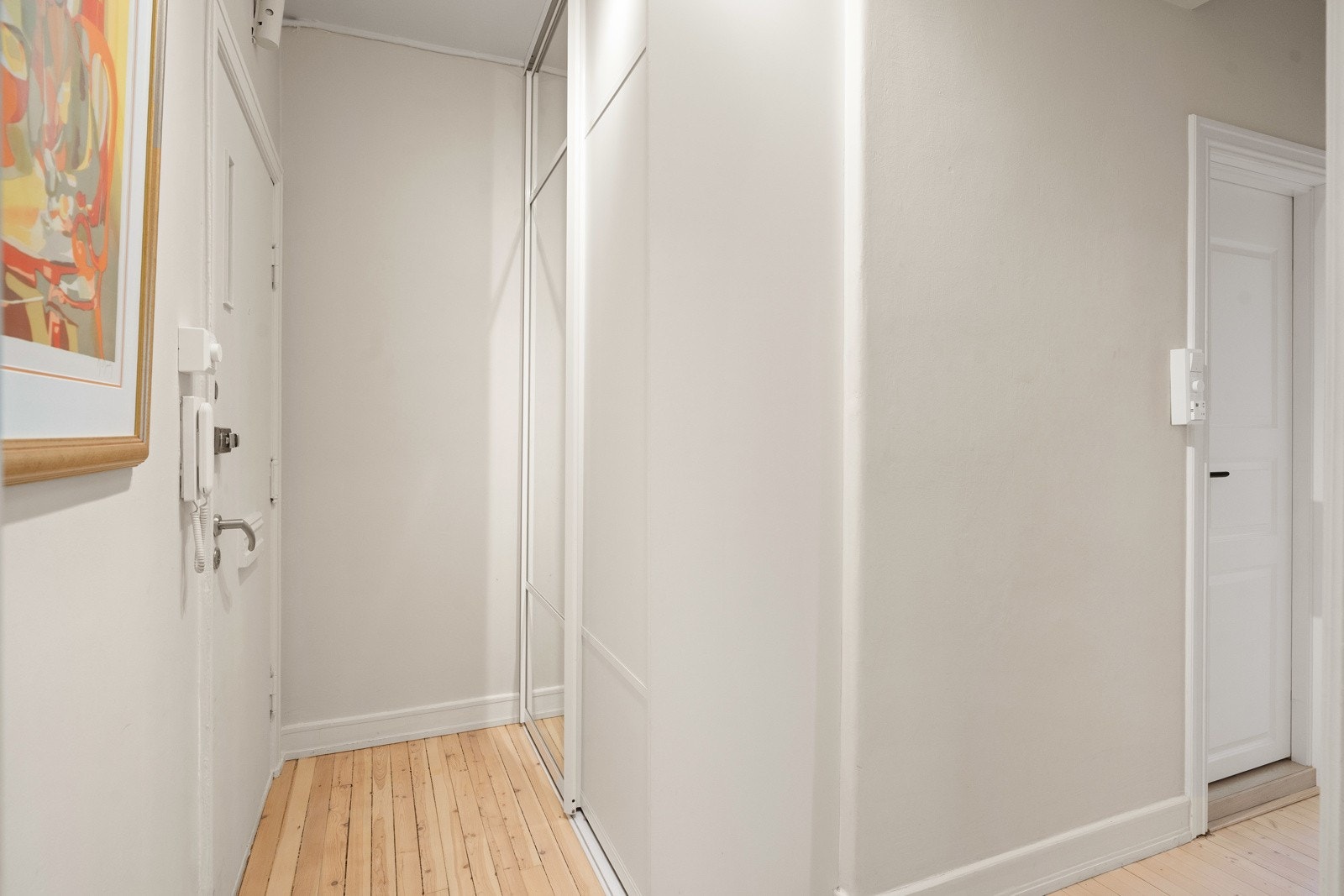 Entré med stort skyvedørsskap. Velkommen til visning! Galleribilde