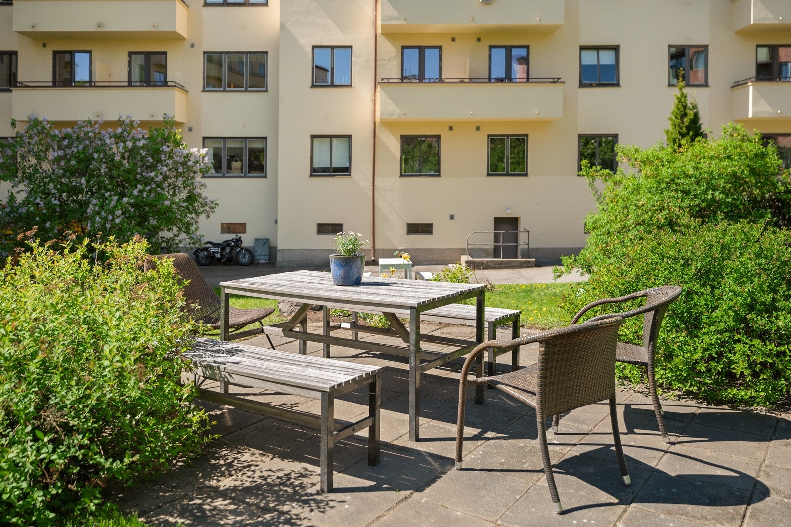 Sittegrupper og diverse beplantning. Galleribilde