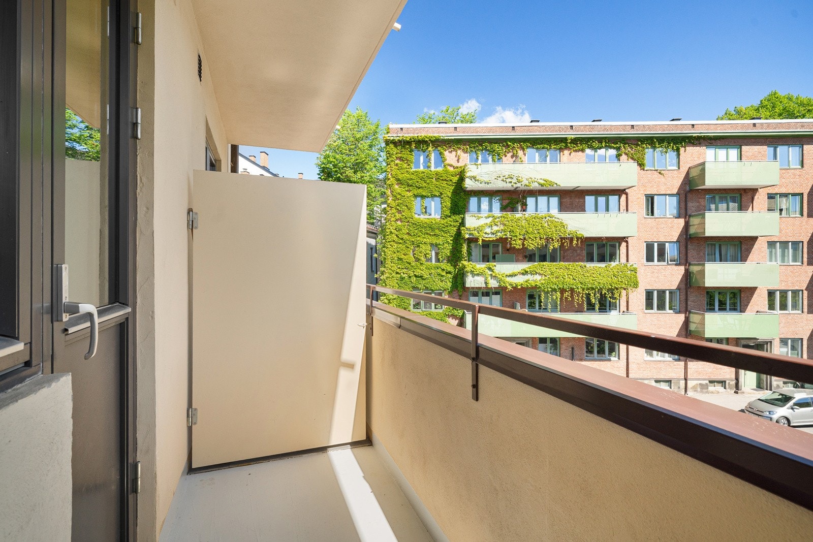 Balkongen er delvis overbygget, noe som øker bruksmuligheten. Galleribilde