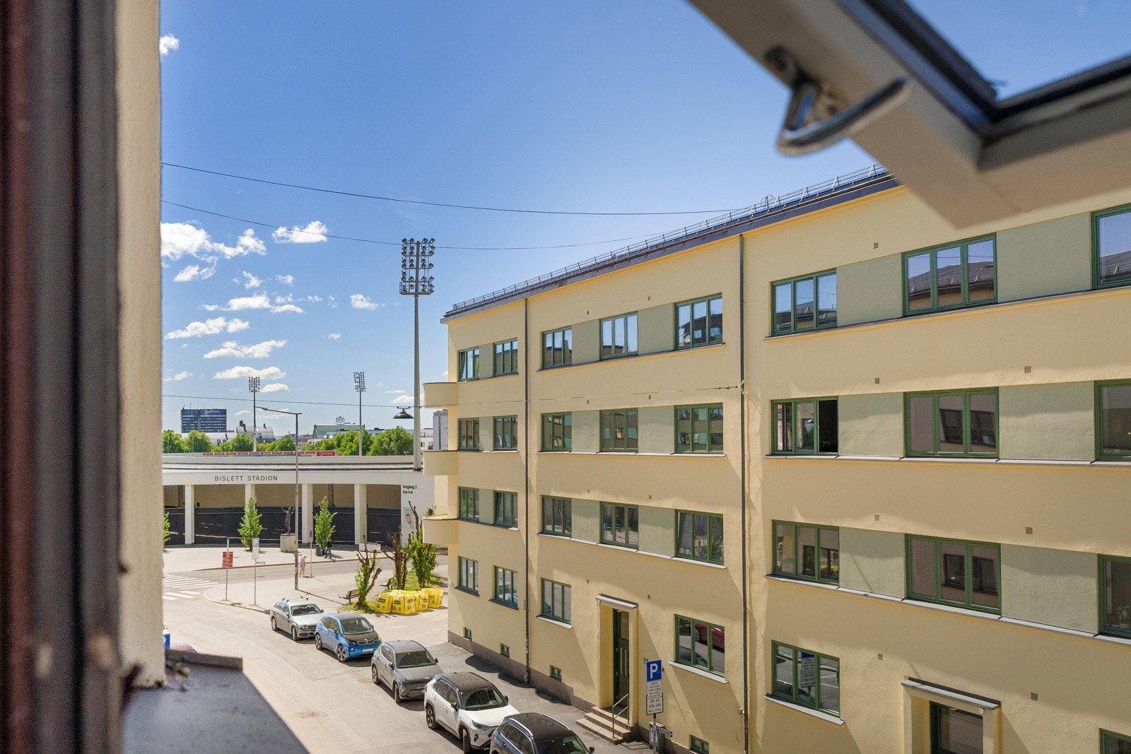 Utsyn. Boligen ligger i en stille sidegate kun et steinkast fra Bislett stadion. Galleribilde