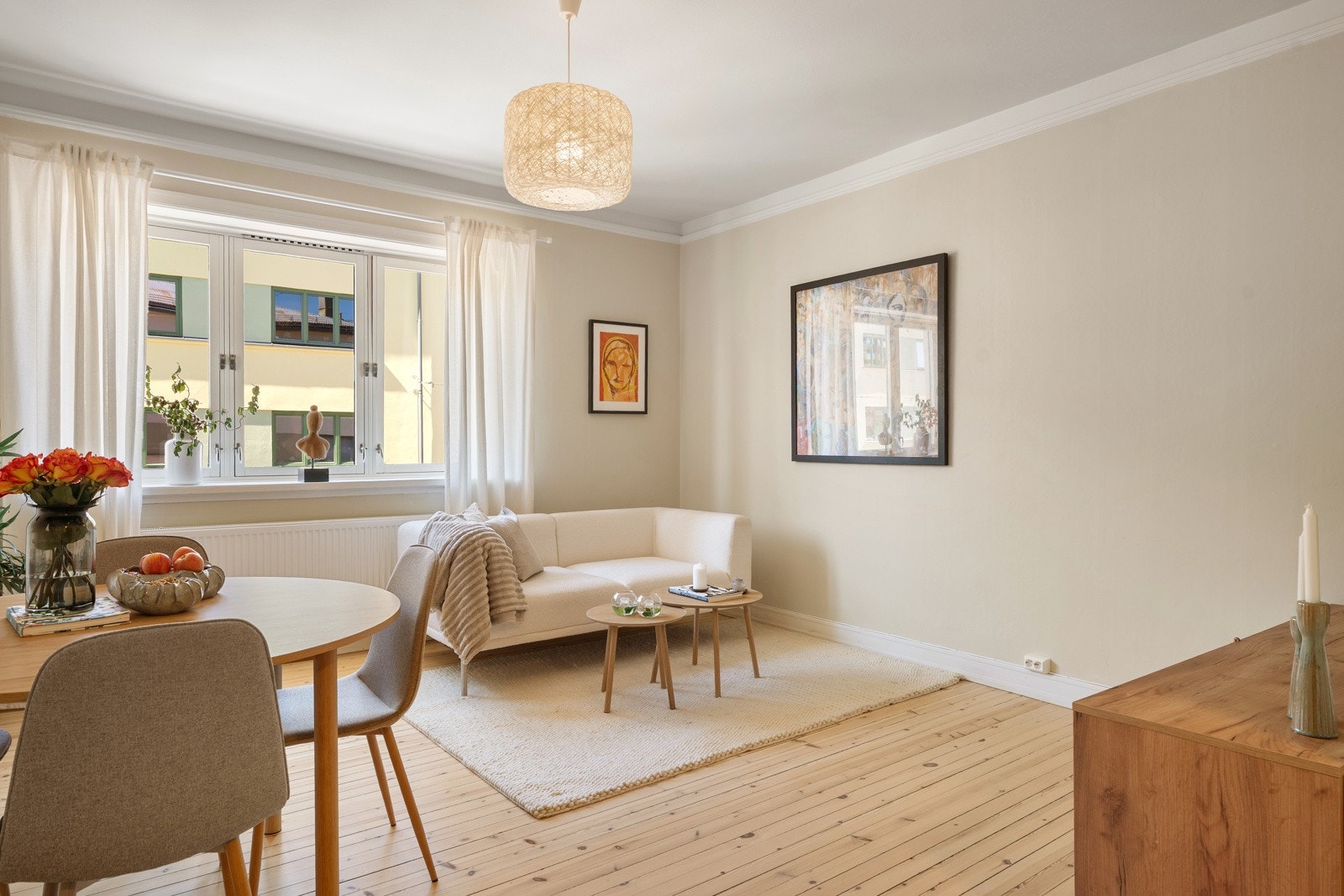 Veggene er sparklet og malt i en moderne fargepalett. Galleribilde