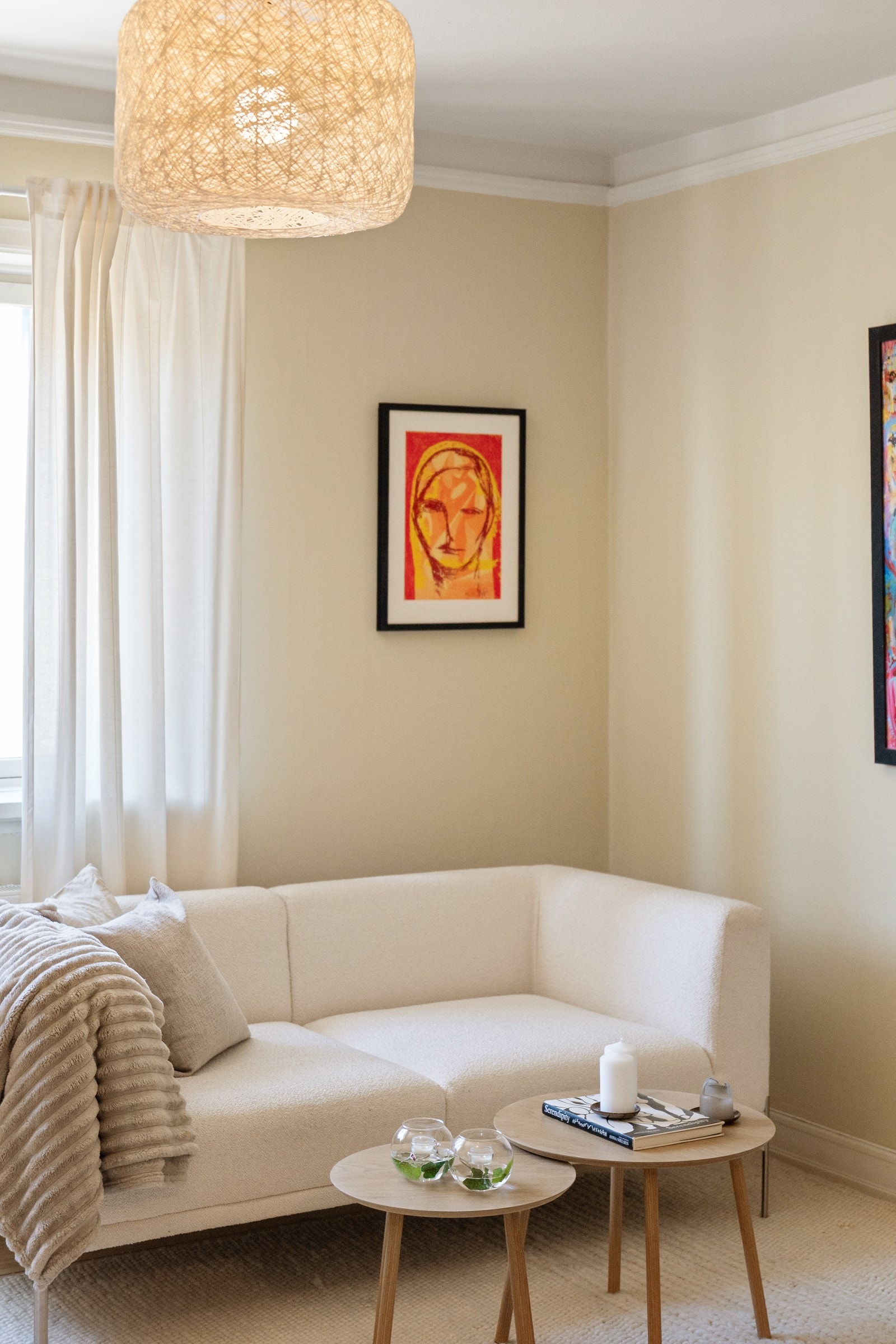 Oppvarming (fjernvarme via radiatorer), varmtvann & internett er inkl. i felleskostnadene. Galleribilde