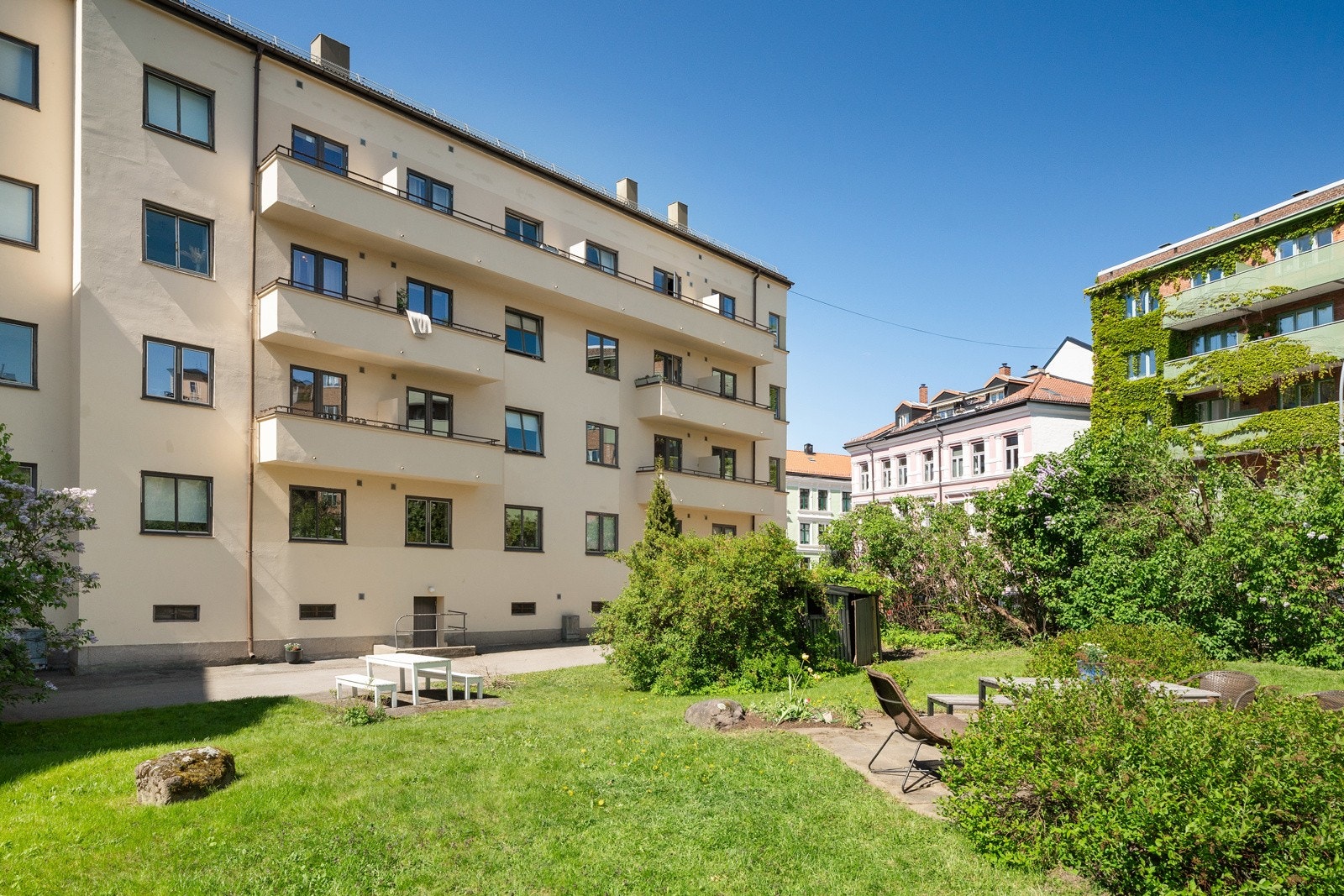 Frodige opparbeidede fellesarealer. Galleribilde