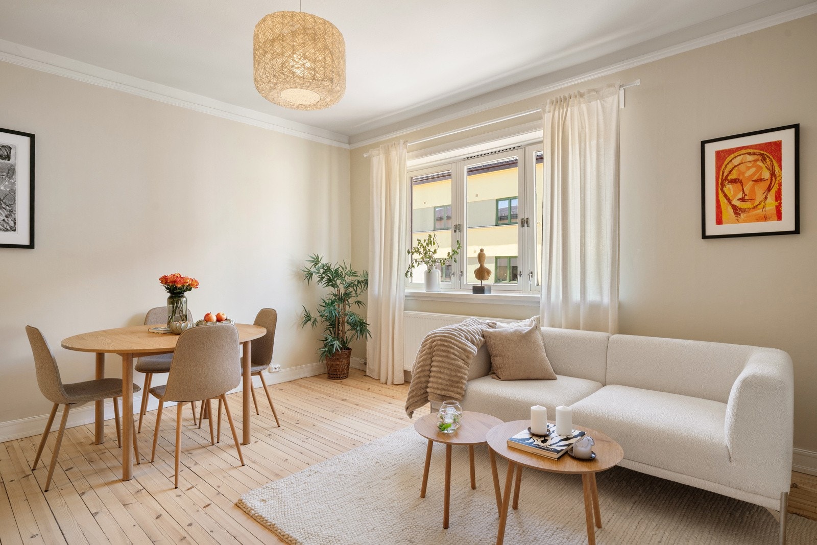 Lys og fin stue med plass til både sofa og spisebordsgruppe. Galleribilde