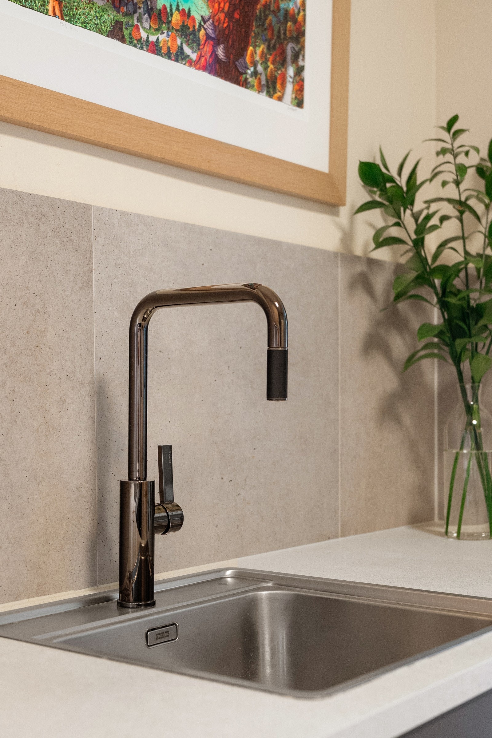 Blandebatteri med uttrekkbbar tut fra Tapwell i black chrome. Galleribilde