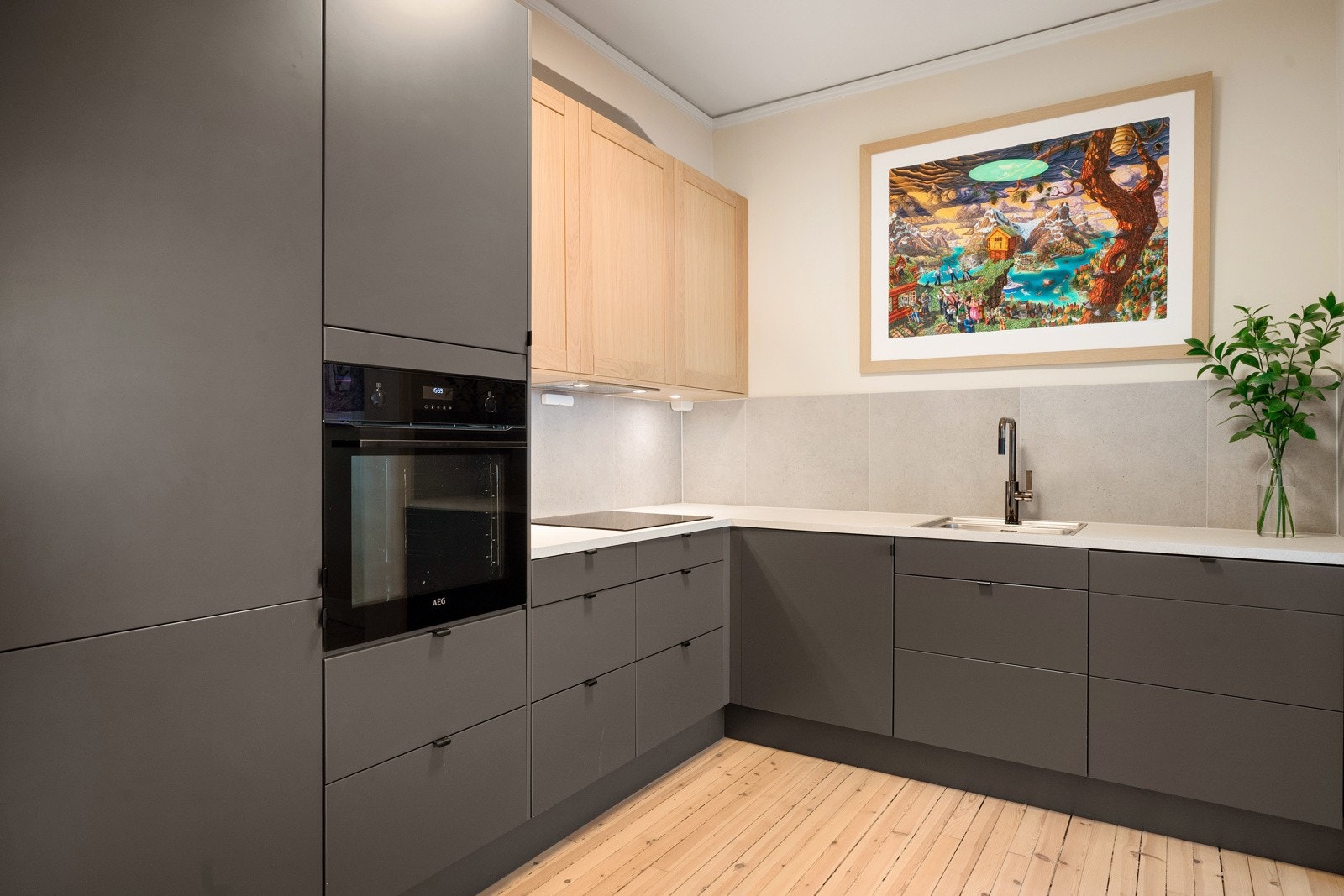 Integrerte hvitevarer som platetopp, stekeovn, oppvaskmaskin og kjøl/frys medfølger. Galleribilde