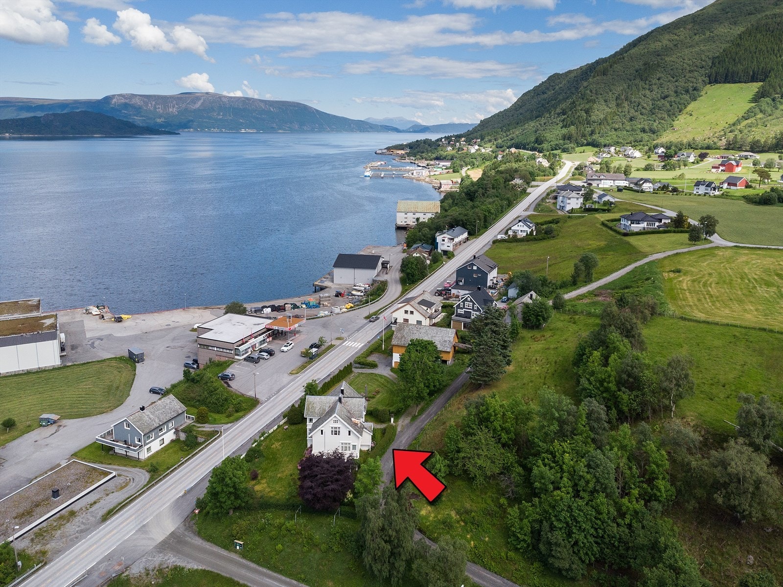 Eigedomen ligg sentralt på Vartdal Galleribilde