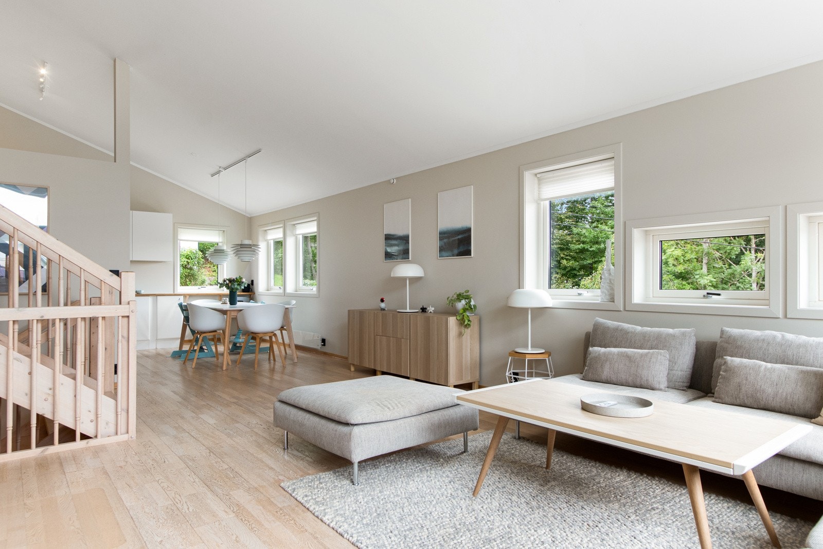 I første etasje har eneboligen en stor, tiltalende stue og spisestue i åpen løsning med kjøkkenet Galleribilde