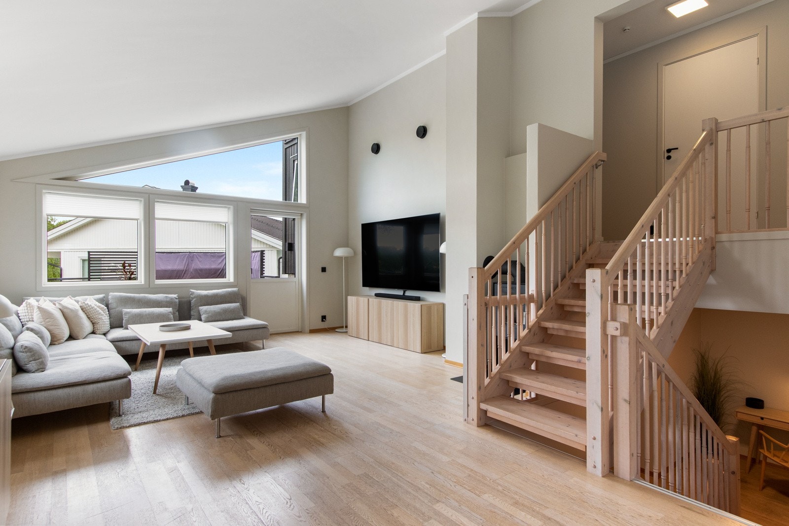 Kombinasjonen av meget sjenerøs takhøyde og store vindusflater gir rommet en luftig og meget behagelig atmosfære Galleribilde