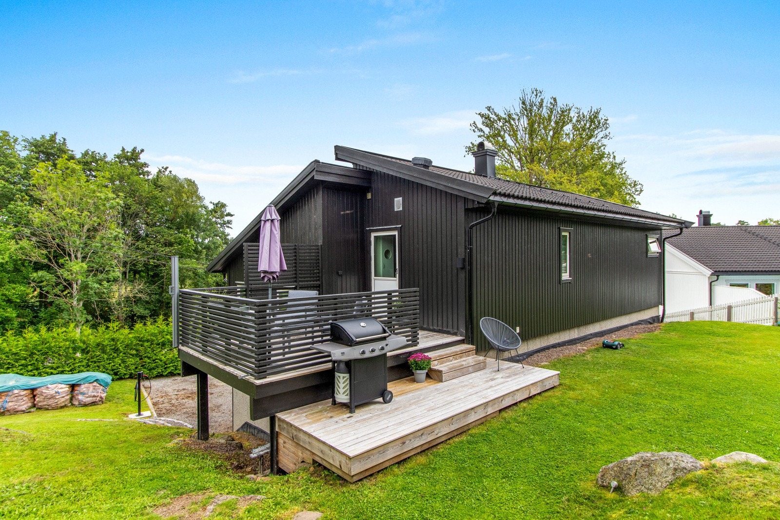 Fra vaskerommet er det utgang til en terrasse i bakkant av boligen Galleribilde