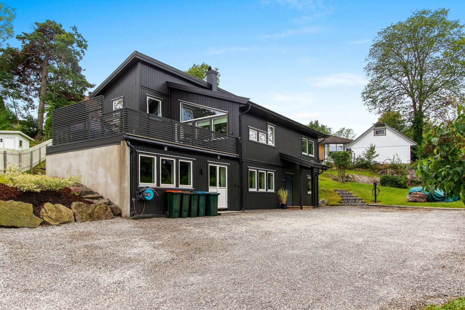 Eiendommen har en stor, lett skrånende tomt på 909 kvm med hage og gruslagt gårdsplass Galleribilde