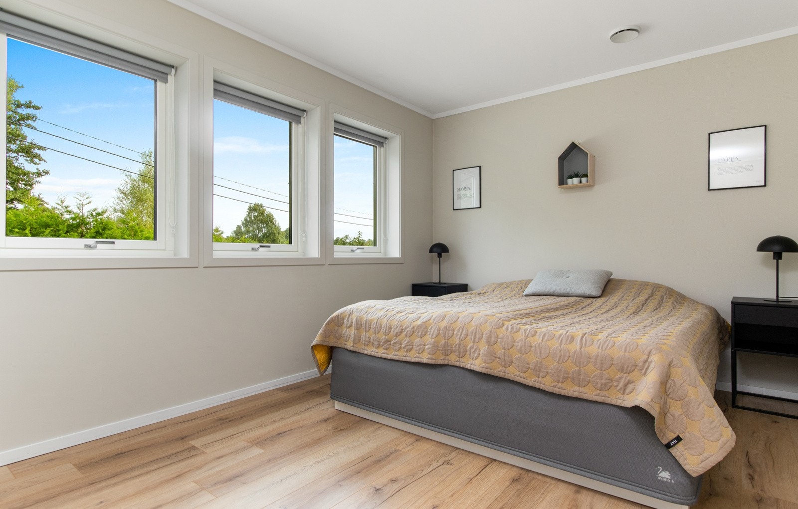 Eneboligen har rikelig med plass til en familie med fire pene soverom, hvorav tre ligger i underetasjen og ett ligger i toppetasjen Galleribilde