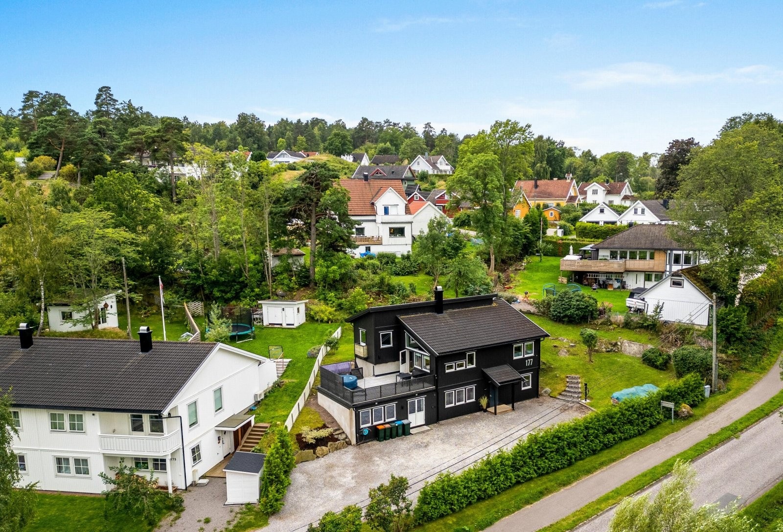 Stor familiebolig med innholdsrik planløsning og attraktiv beliggenhet. Stor, solrik hage og flere flotte uteplasser. Galleribilde