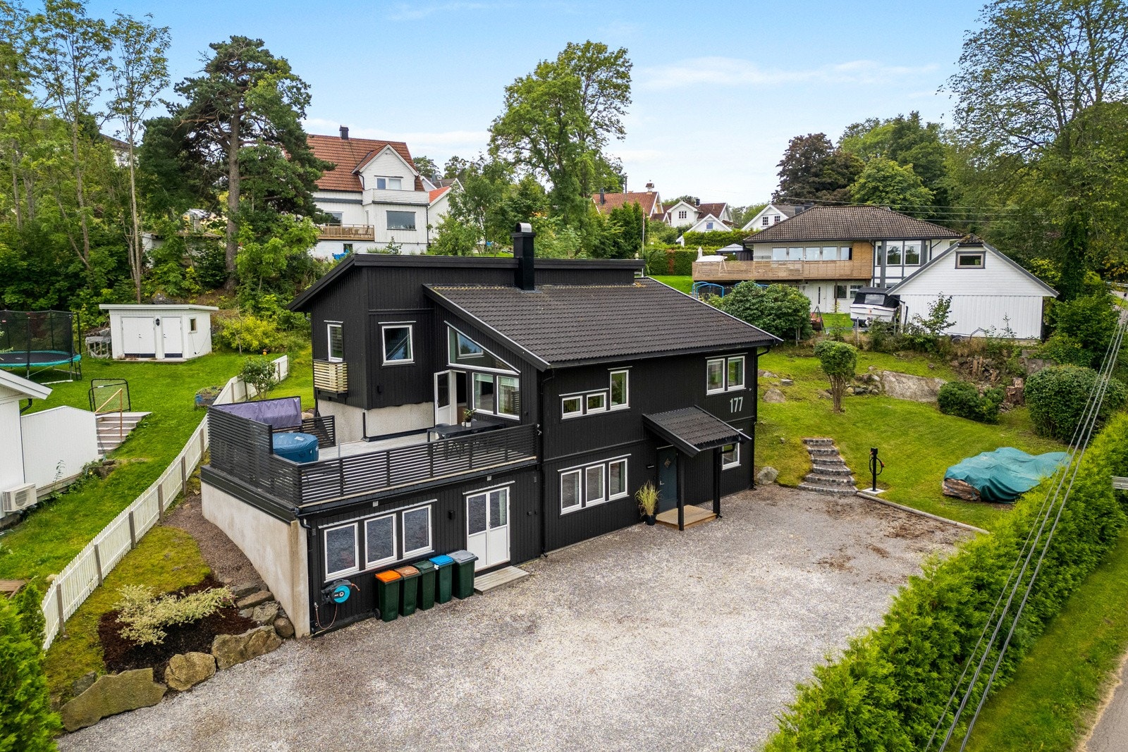 Eiendommen ligger attraktivt til i forhold til offentlig kommunikasjon, dagligvarebutikker og sentrum generelt Galleribilde