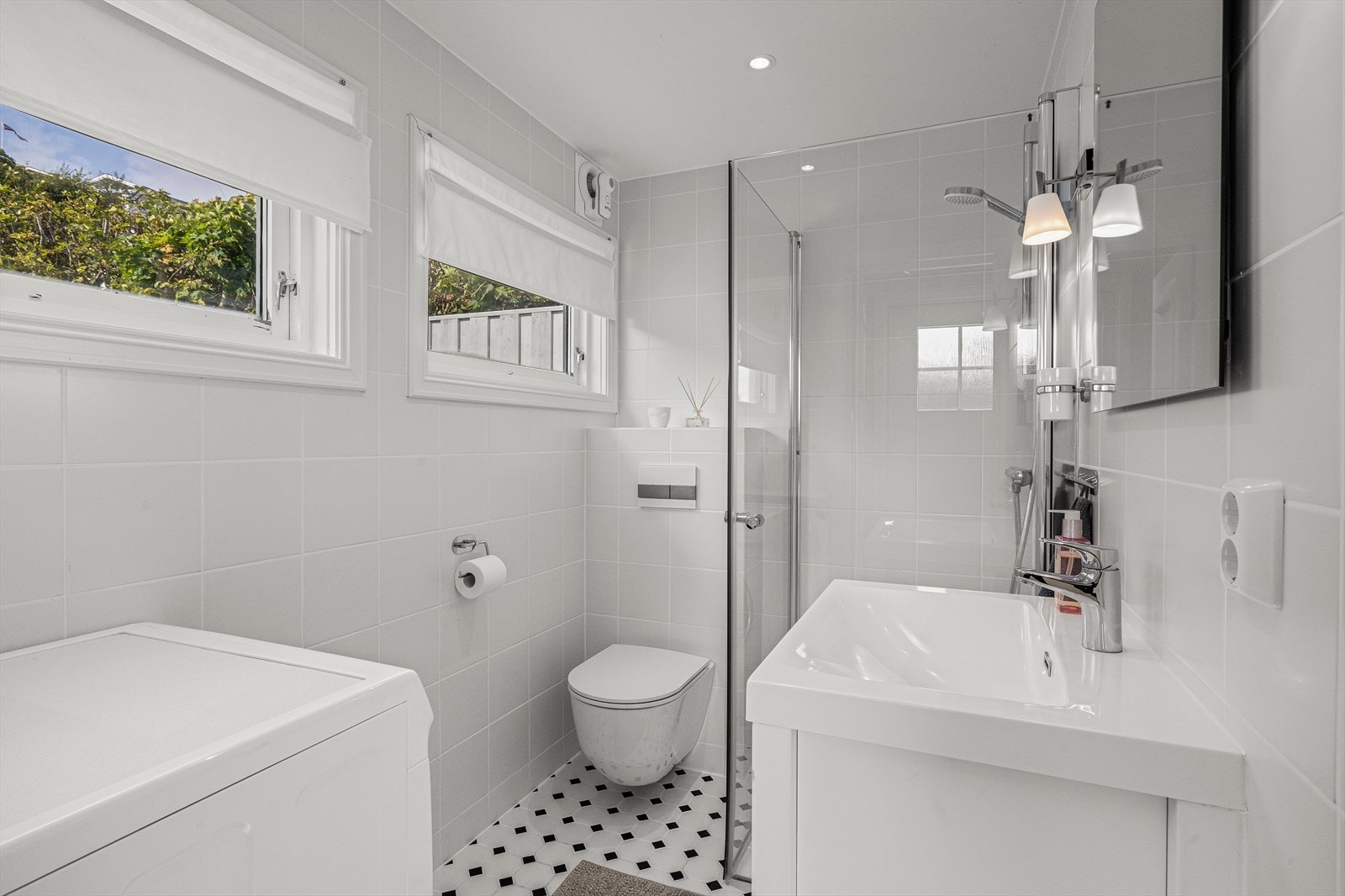 I hendig tilknytning til entreen er det et helfliset bad/wc/vaskerom fra 2019. Galleribilde