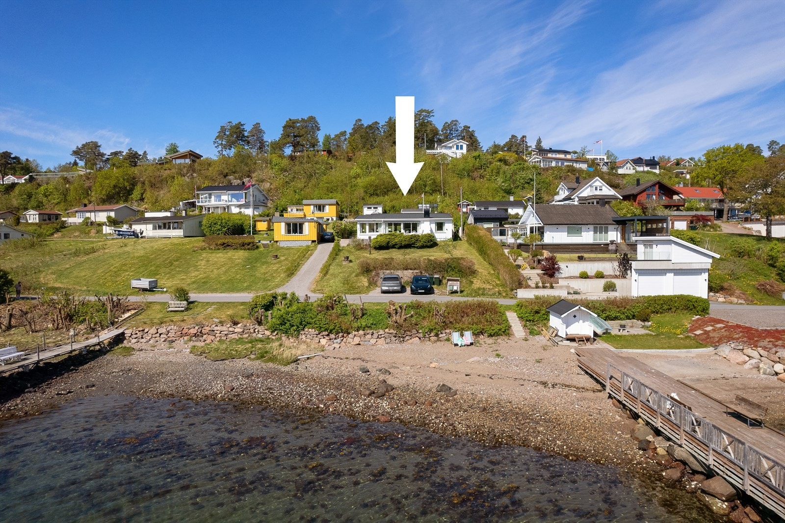 Rett nedenfor den solrike fritidseiendommen er det strandrett og egen båtplass. Galleribilde